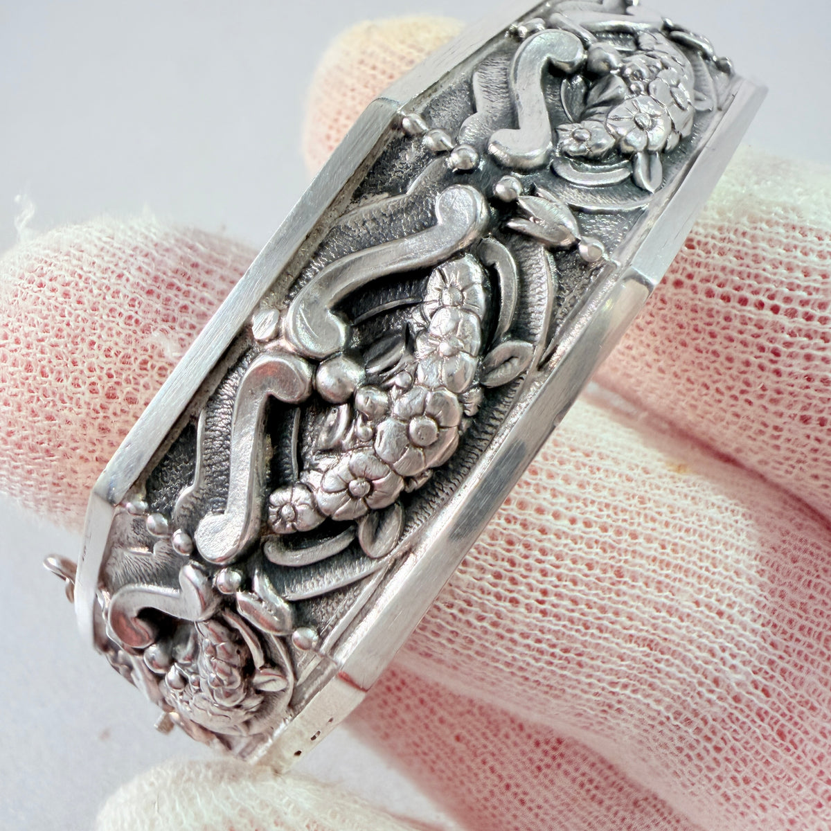 Porto, Portugal ca 1940-50s. Vintage 833 Silver Hinged Bangle Bracelet.