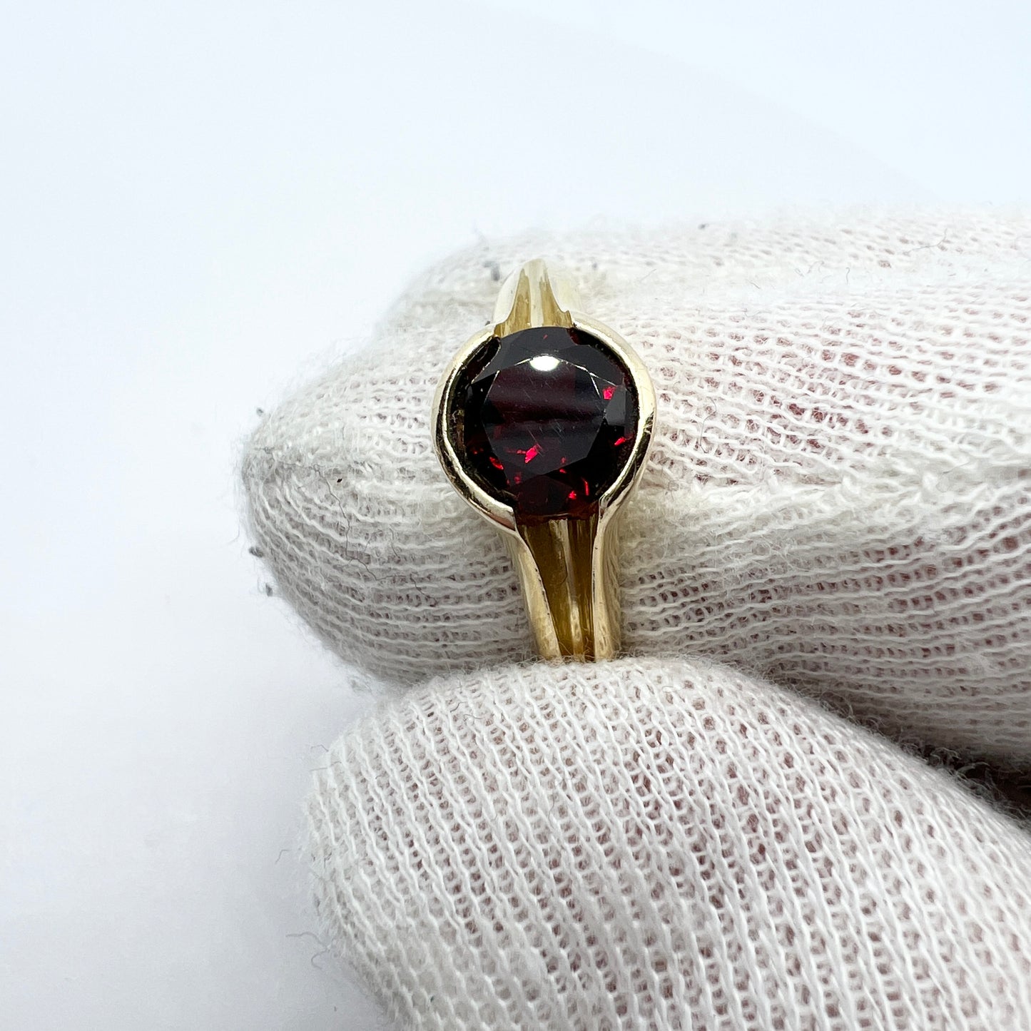 Vintage 14k Gold Garnet Ring. Makers Mark.