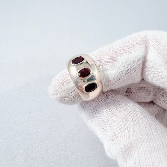Vintage / Antique 8-9k Gold Garnet Ring.