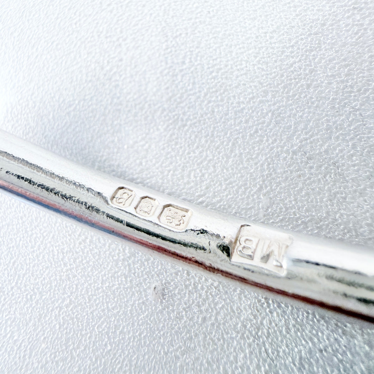 Maker MB, London 1976. Vintage Sterling Silver Arm-band Bangle.