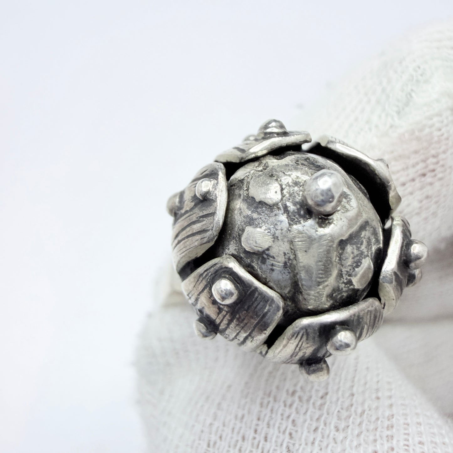 Vintage Ethnic Modernist Solid Silver Ring w Kinetic Center.