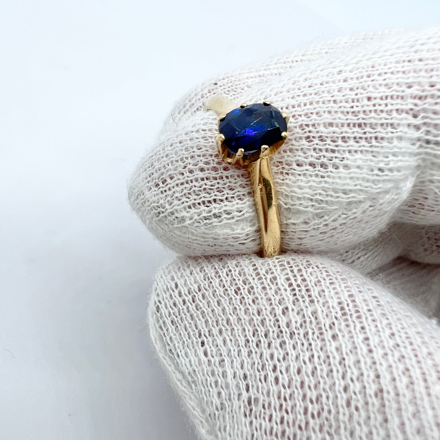 G Dahlgren, Sweden 1919. Antique 18k Gold Sapphire Ring.