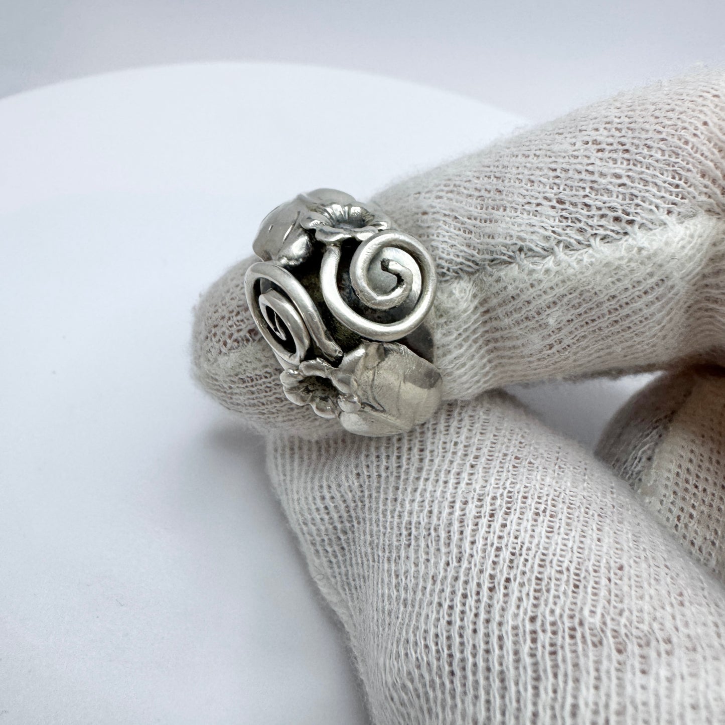 Kaplan, Sweden year 1950. Vintage Sterling Silver Floral Ring.