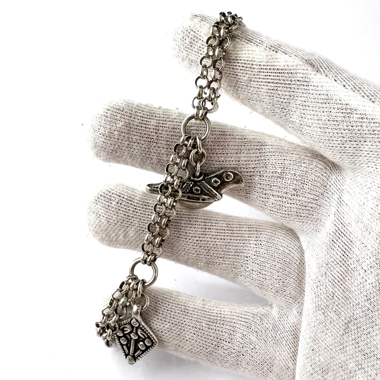 フィンランド、カレワラ・コル。ヴィンテージ スターリングシルバー チャーム ブレスレット。