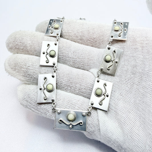 Kievskij Juvelirnij Zavod, Ukraine USSR-era. Vintage 1960s Silver Coral Necklace.