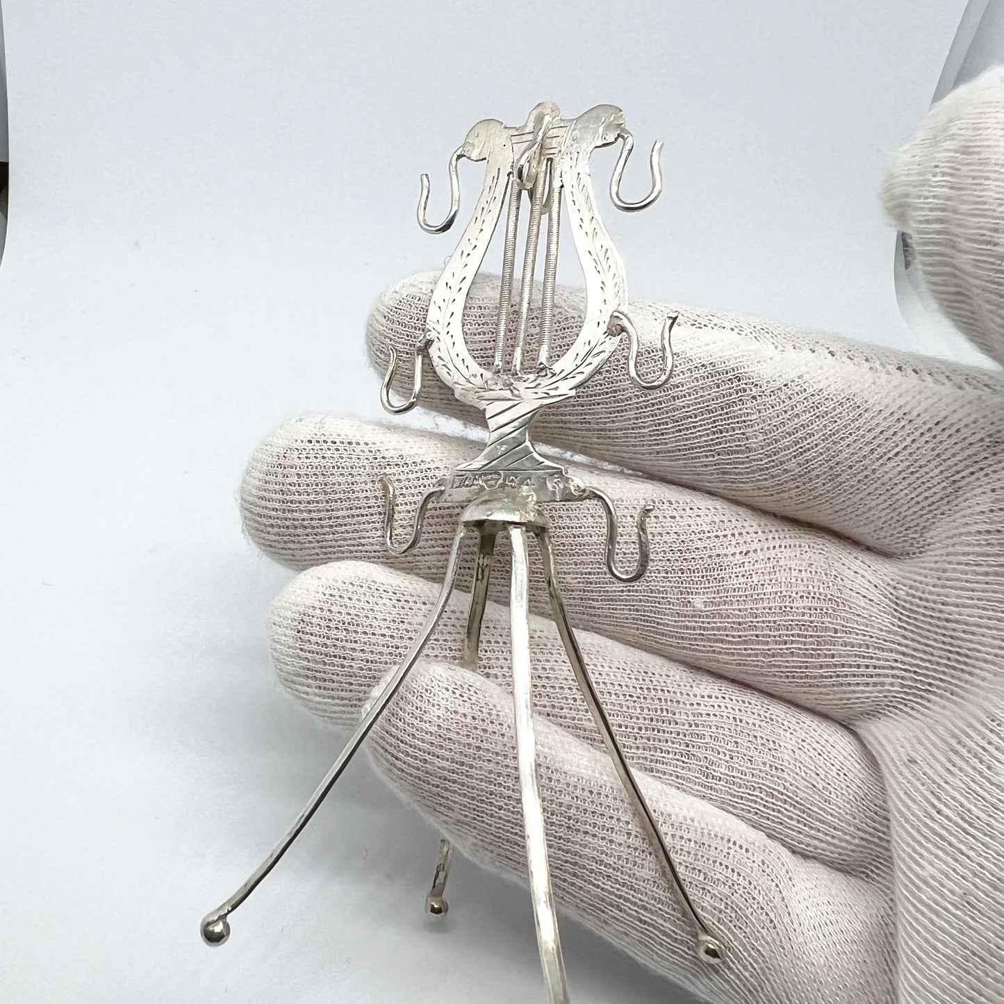 ストックホルム、スウェーデン、1838 年。アンティークのソリッド シルバー リング イヤリング ナイト スタンド ホルダー。