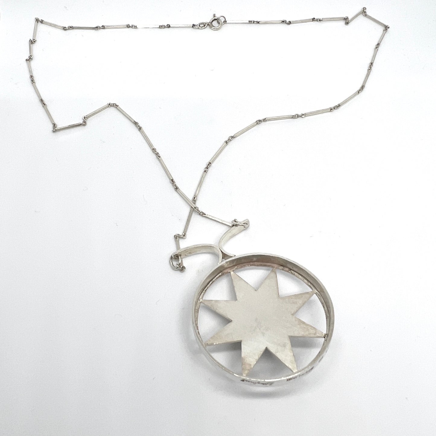 レナート・ハグルンド、ストックホルム 1961年。ヴィンテージ スターリングシルバー ブルー ハードストーン ペンダント ネックレス。署名入り