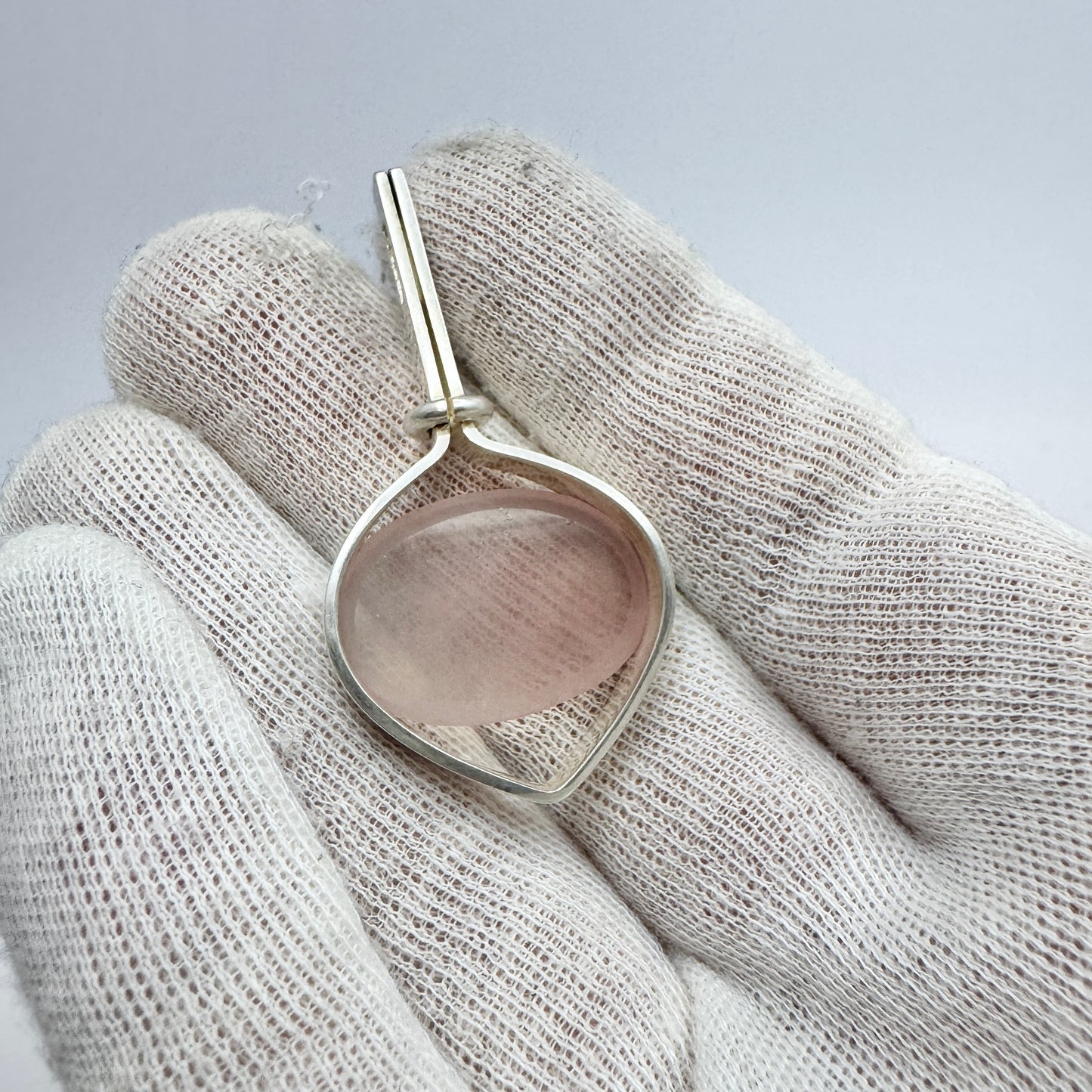 Elis Kauppi、Kupittaan Kulta フィンランド、1962 年。ヴィンテージ モダニズムのソリッド シルバー ローズ クォーツ ペンダント。