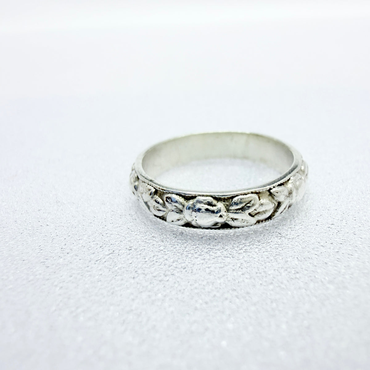 Vintage ca 1940s Solid Silver Flower Band Ring.