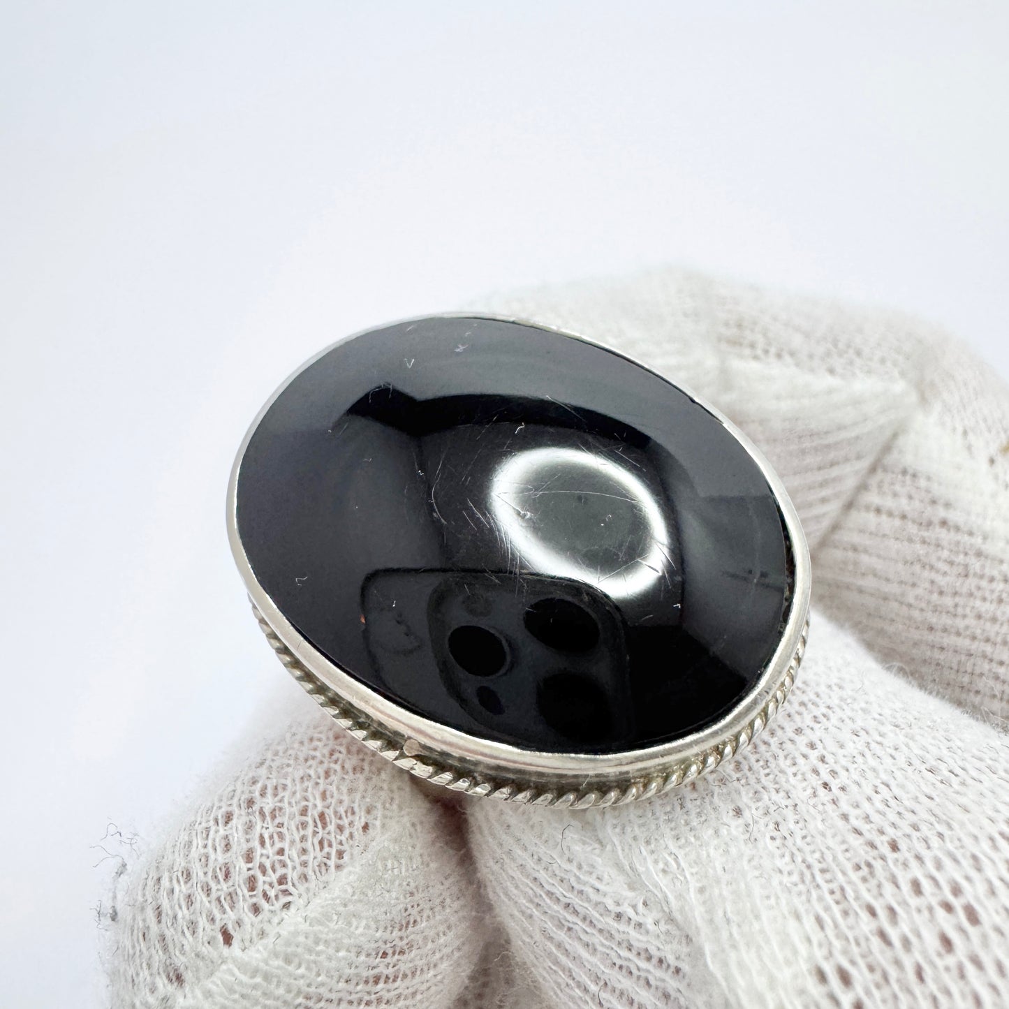 London 1988. Vintage Sterling Silver Onyx Ring.