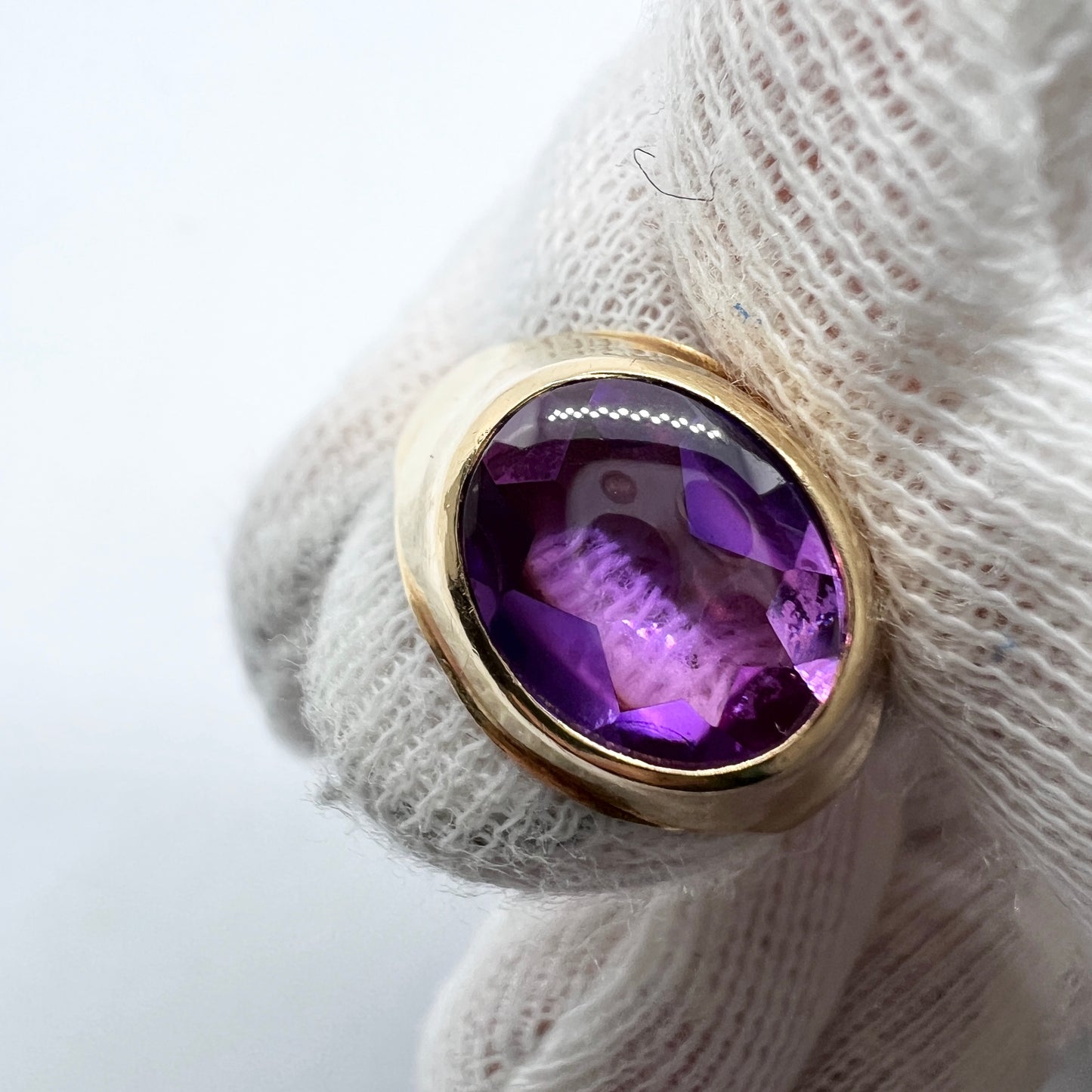 アルトン、スウェーデン、1958年。ヴィンテージ ミッドセンチュリー 18K ゴールド合成パープル サファイア リング。