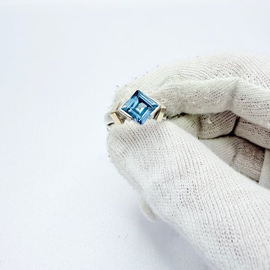 Vintage Sterling Silver Blue Synthetic Spinel Ring.