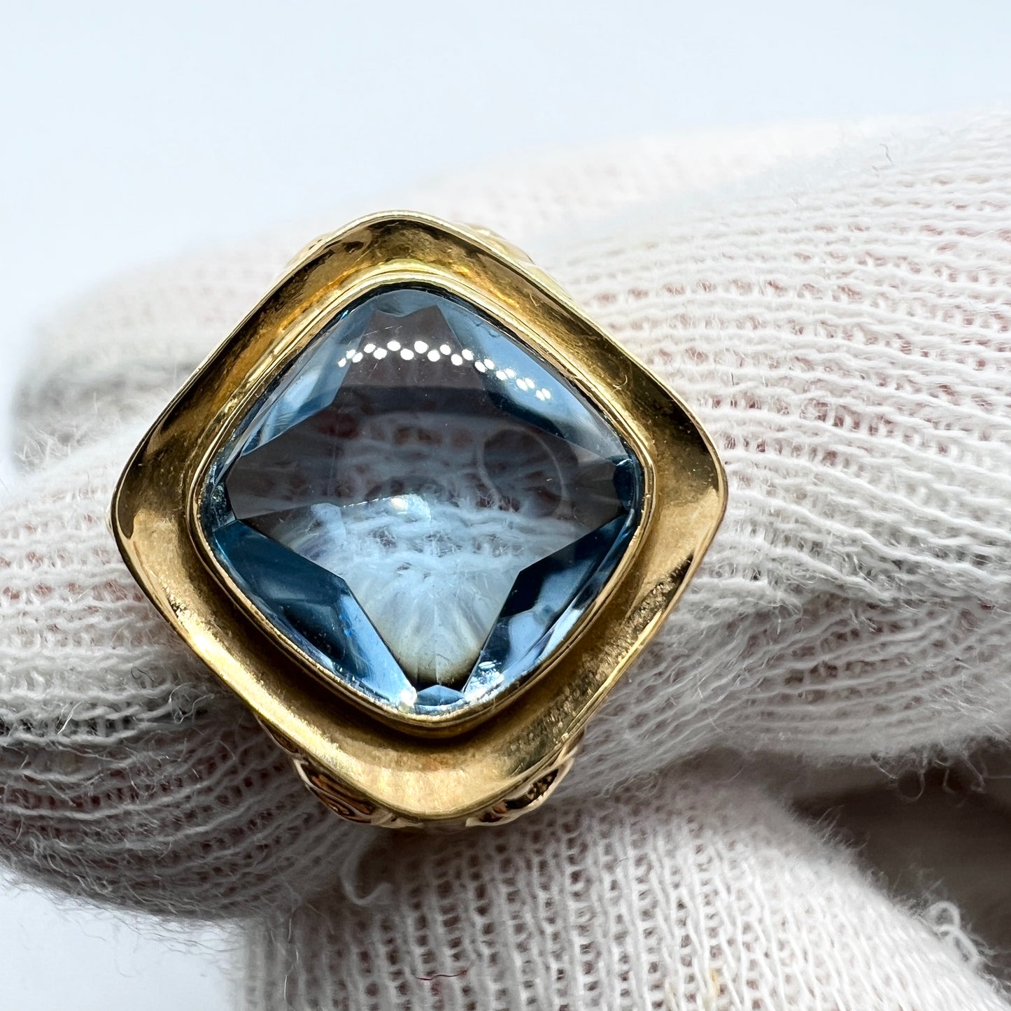 W&A, Sweden 1957. Vintage Mid-Century 18k Gold Synthetic Spinel Ring.