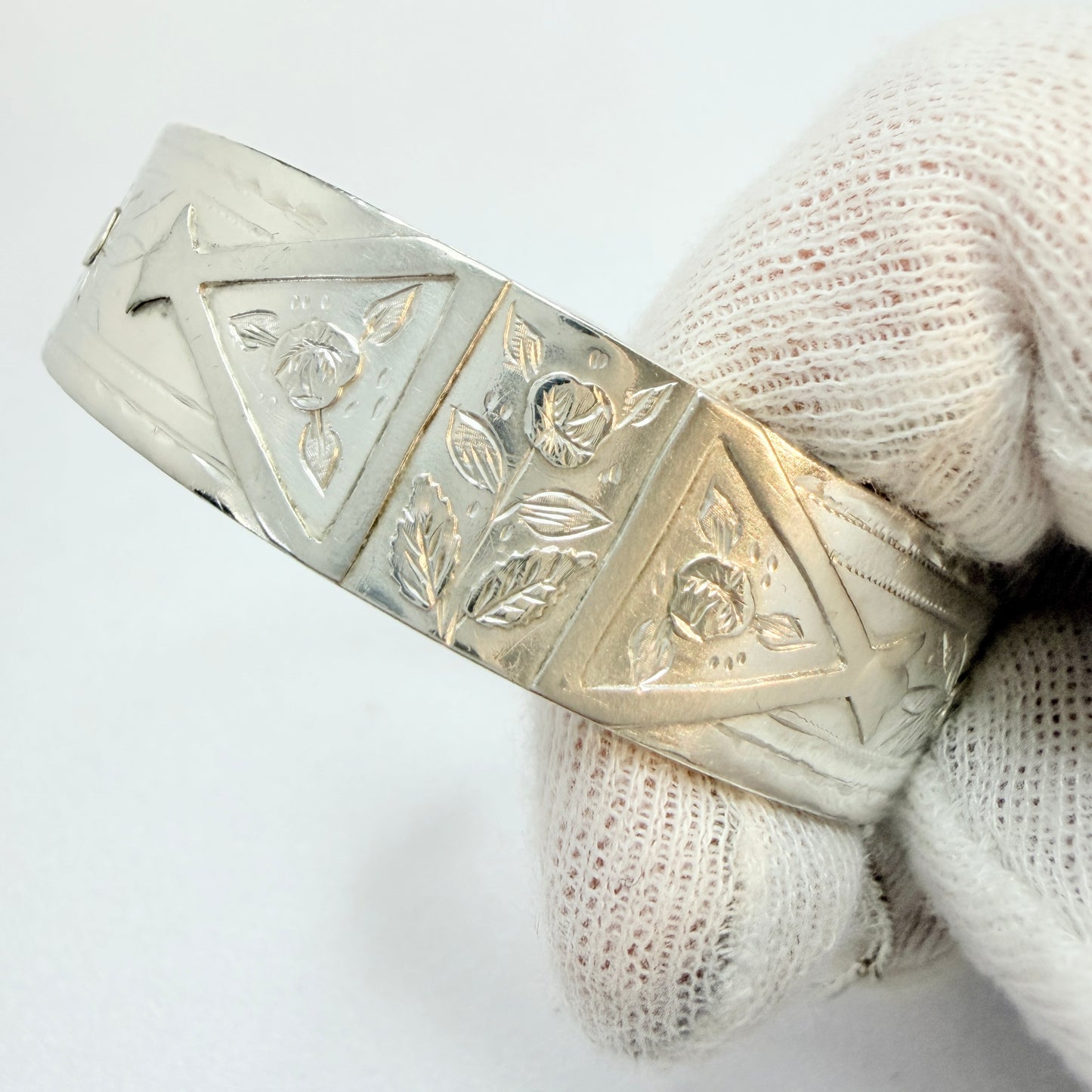 Vintage or Antique Solid Silver Hinged Bangle Bracelet.