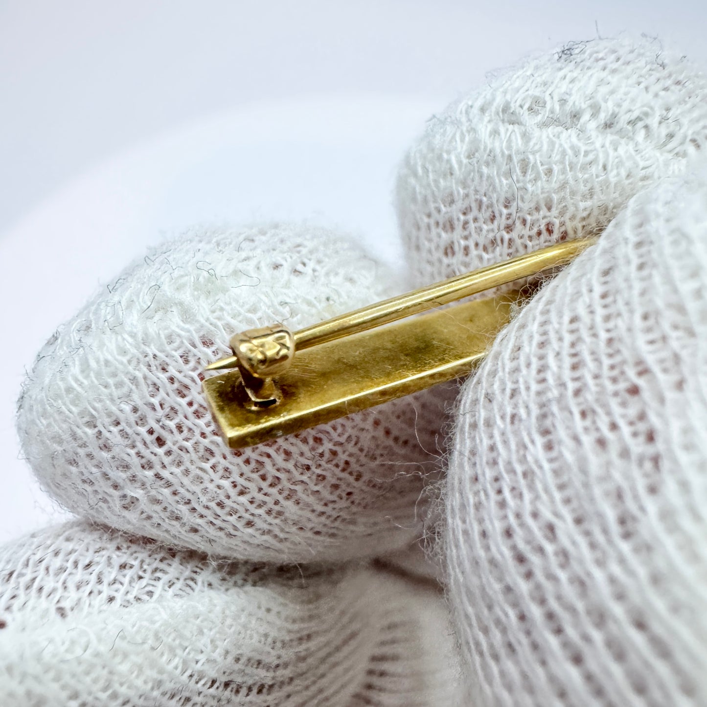 1920~30 年代のヴィンテージ。14K ゴールド エナメル シード パール ランジェリー ピン ブローチ。