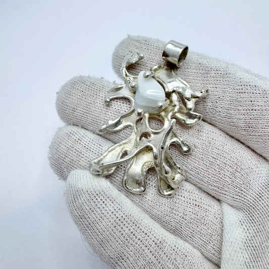 Vintage 1970s Solid Silver Agate Pendant.