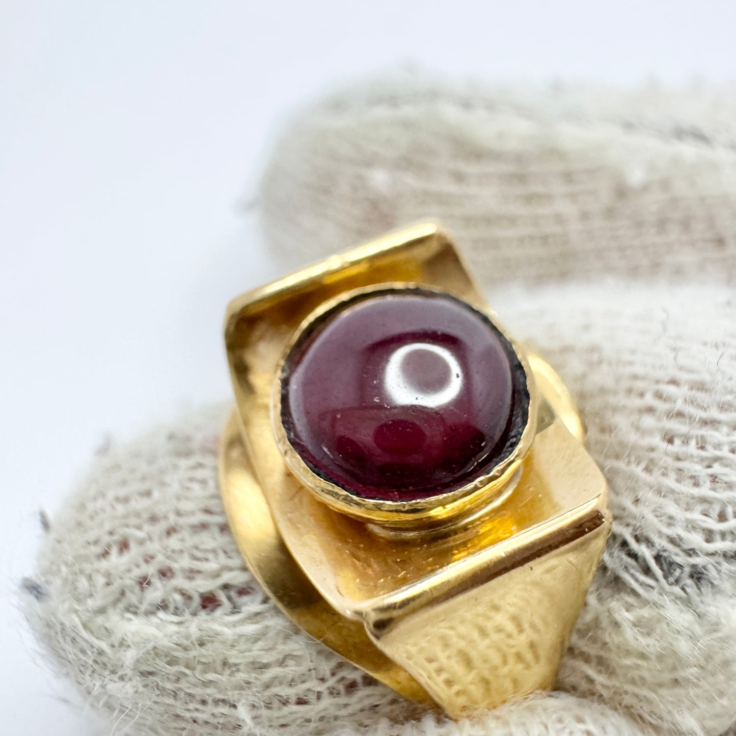 Kaplan, Sweden 1970. Vintage 18k Gold Violet Paste Stone Ring.