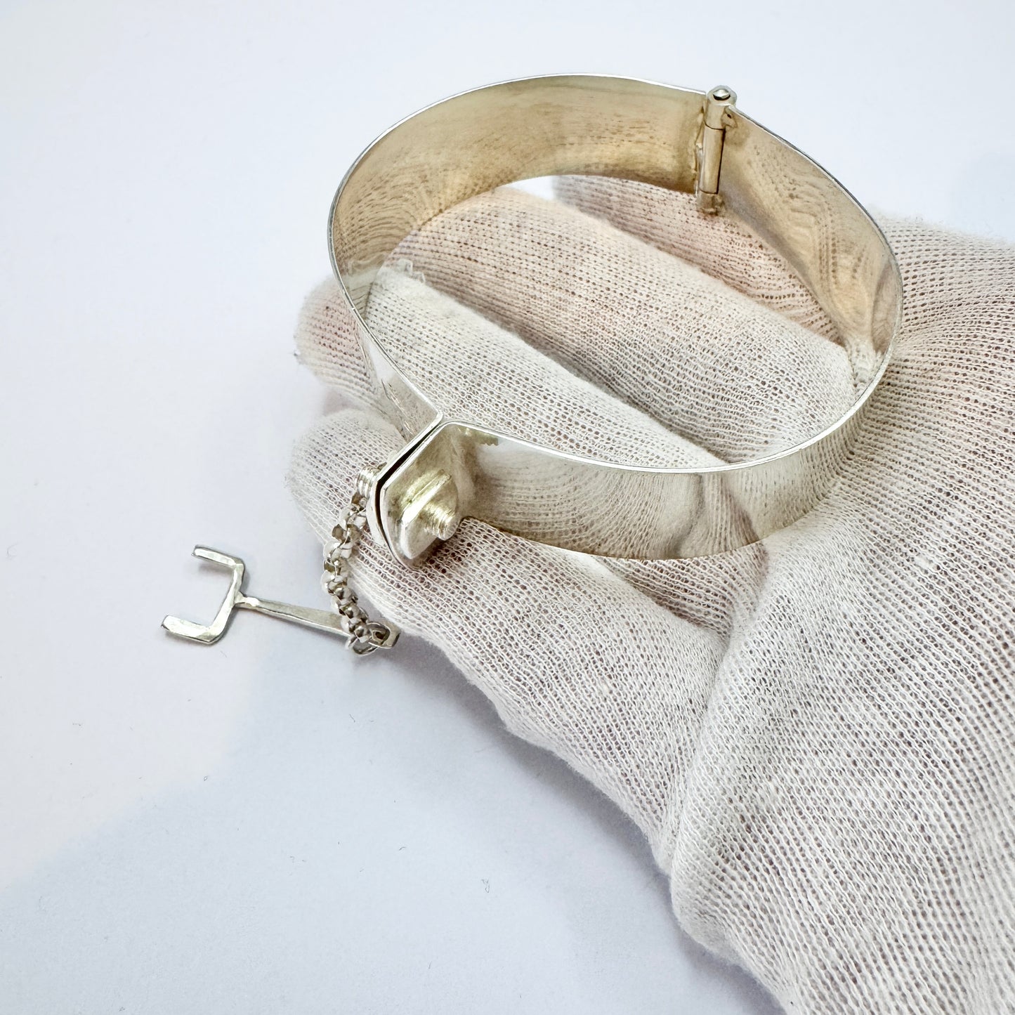 Silversmed Per Åke Johansson, Åland. Sterling Silver Hinged Bangle Bracelet. Signed