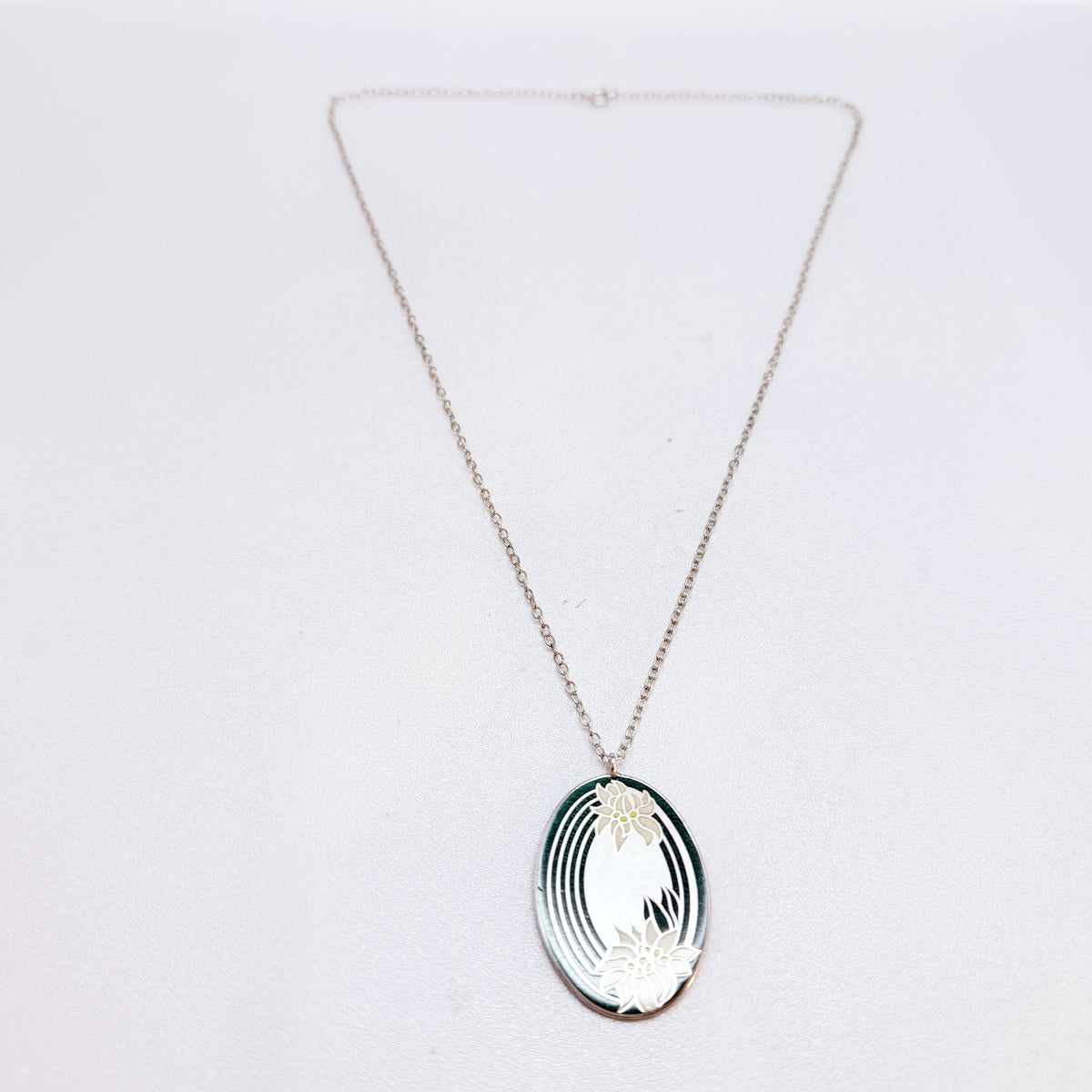 Franklin Mint, Birmingham 1977. Vintage Sterling Silver Enamel Edelweiss Pendant Necklace.