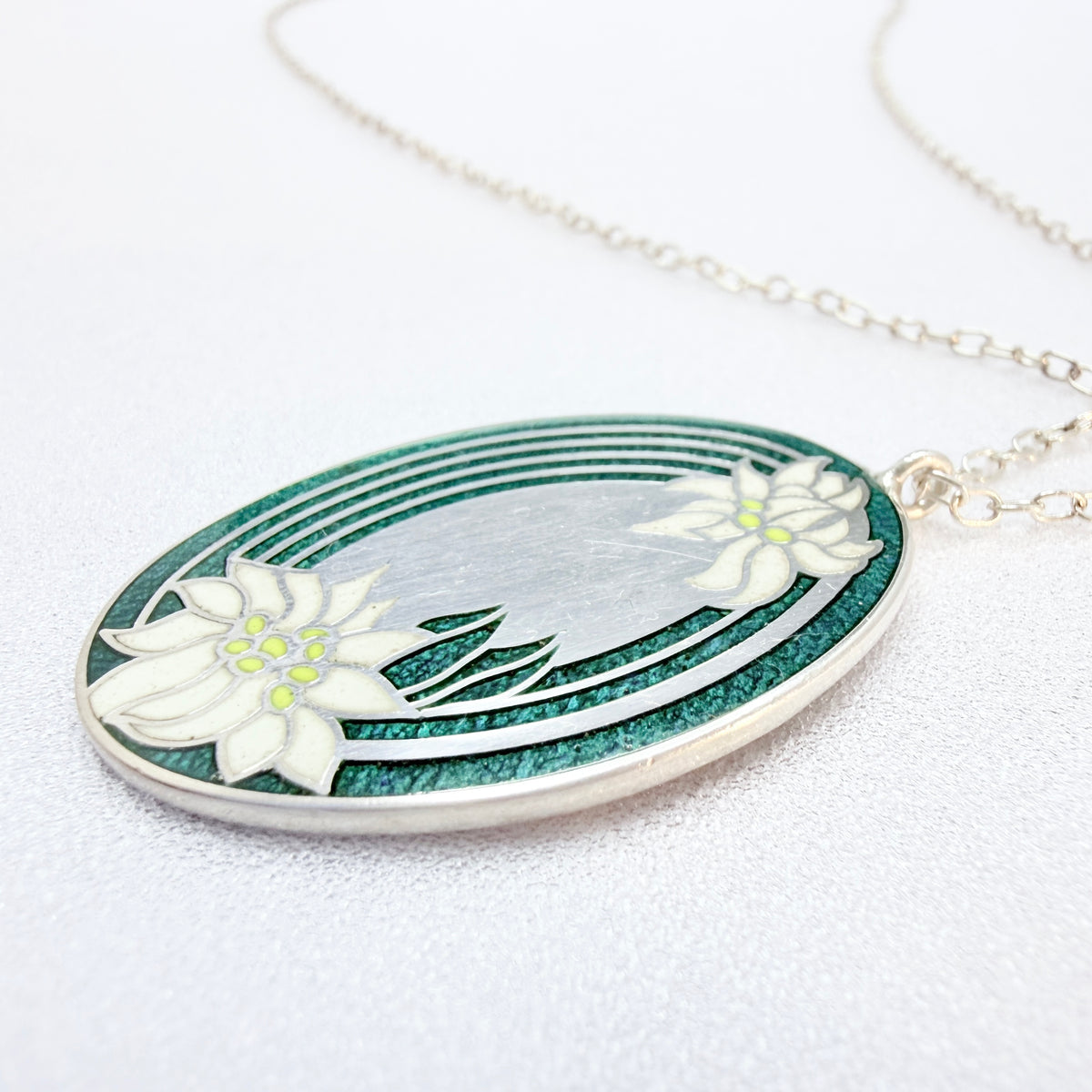 Franklin Mint, Birmingham 1977. Vintage Sterling Silver Enamel Edelweiss Pendant Necklace.