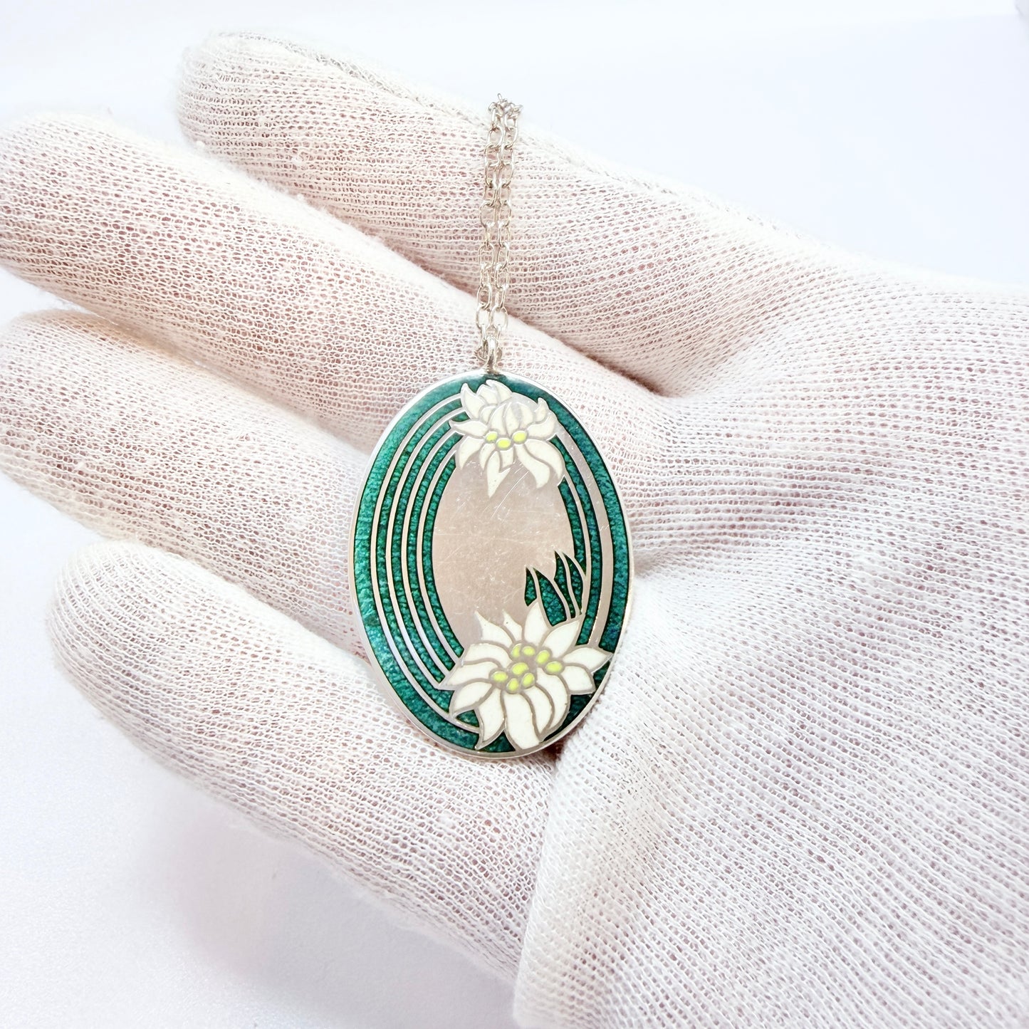 Franklin Mint, Birmingham 1977. Vintage Sterling Silver Enamel Edelweiss Pendant Necklace.