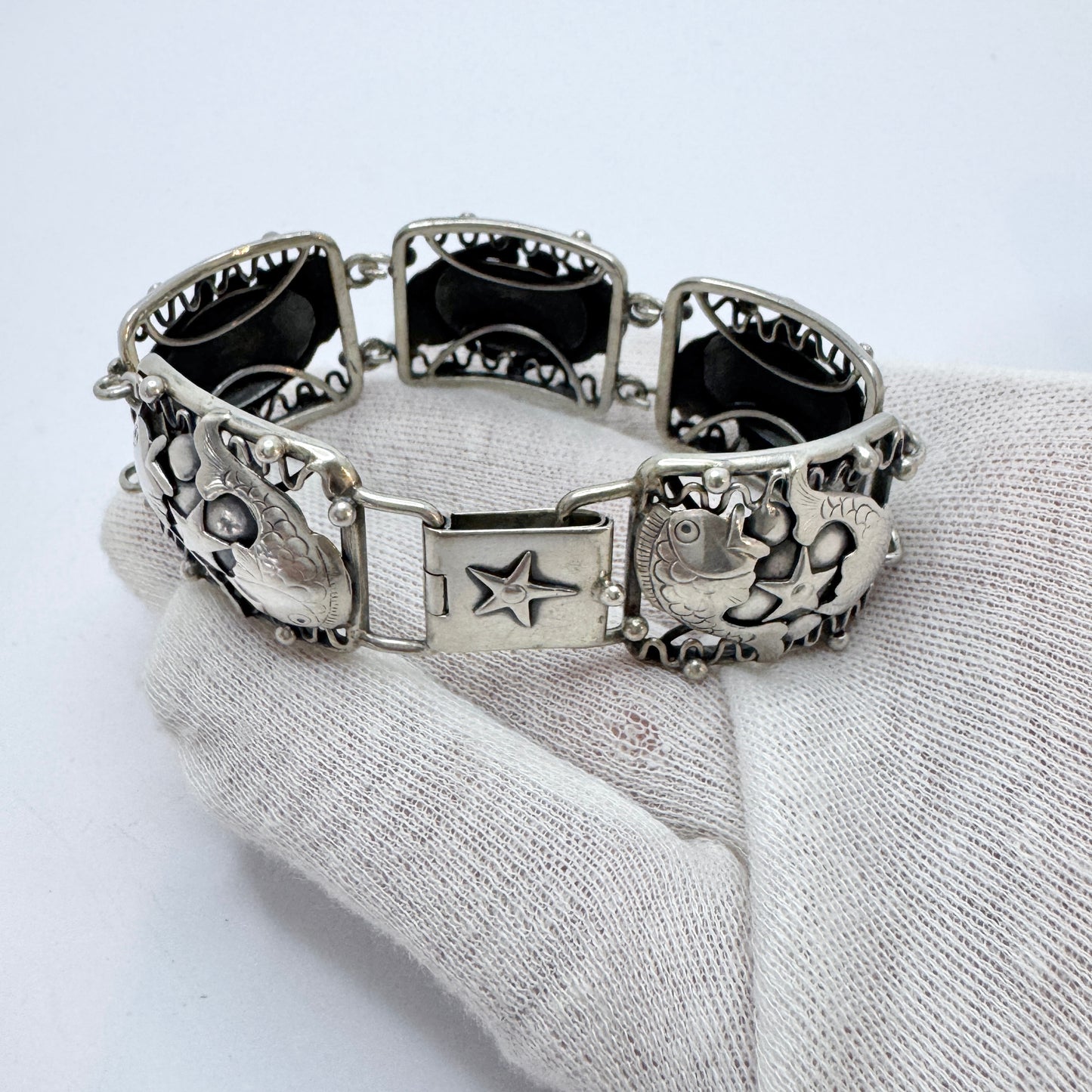 GUSSI, Sweden 1949. Bold Vintage Sterling Silver Fish Link Bracelet.