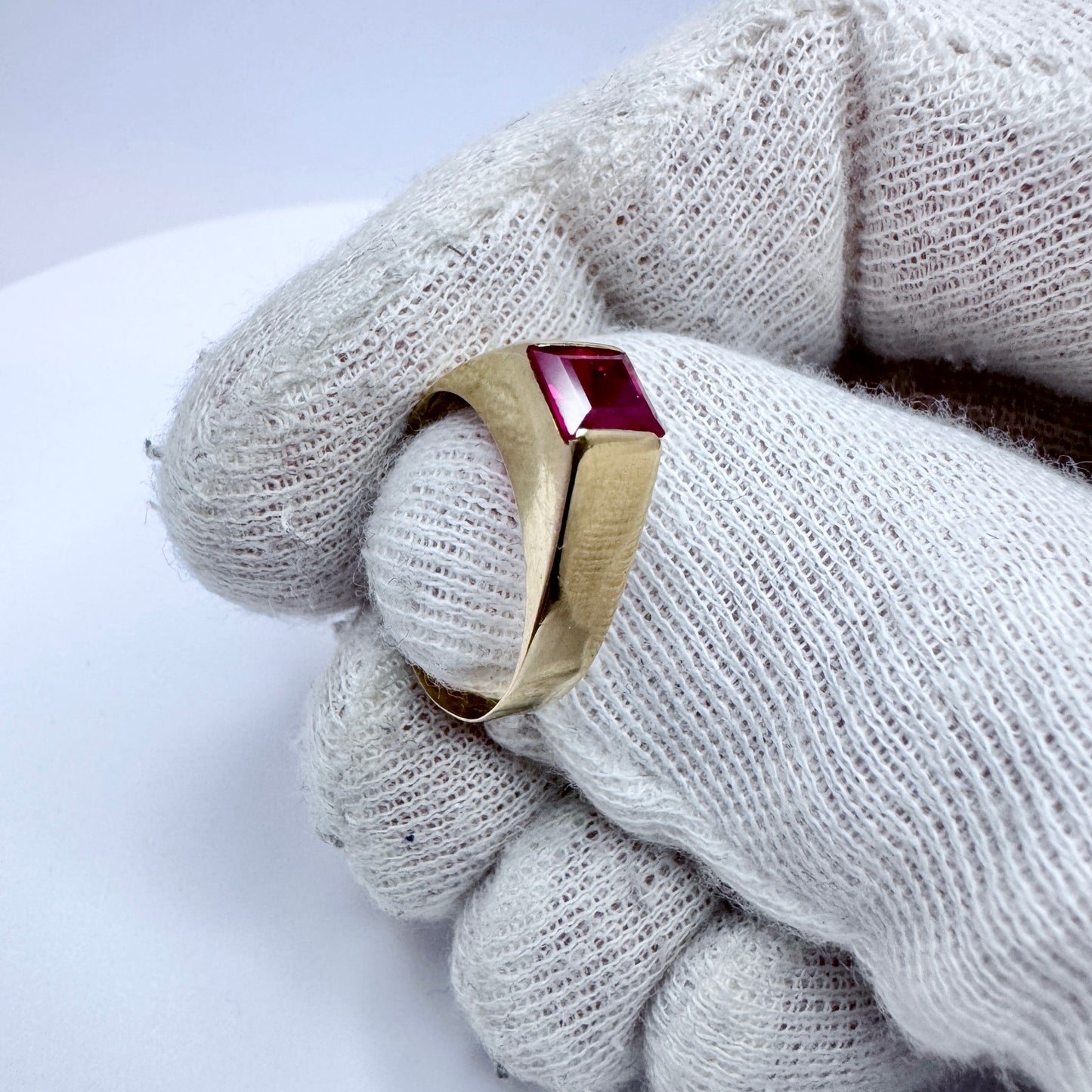 J Petersson, Sweden 1958. Vintage 18k Gold Synthetic Pink Sapphire Ring