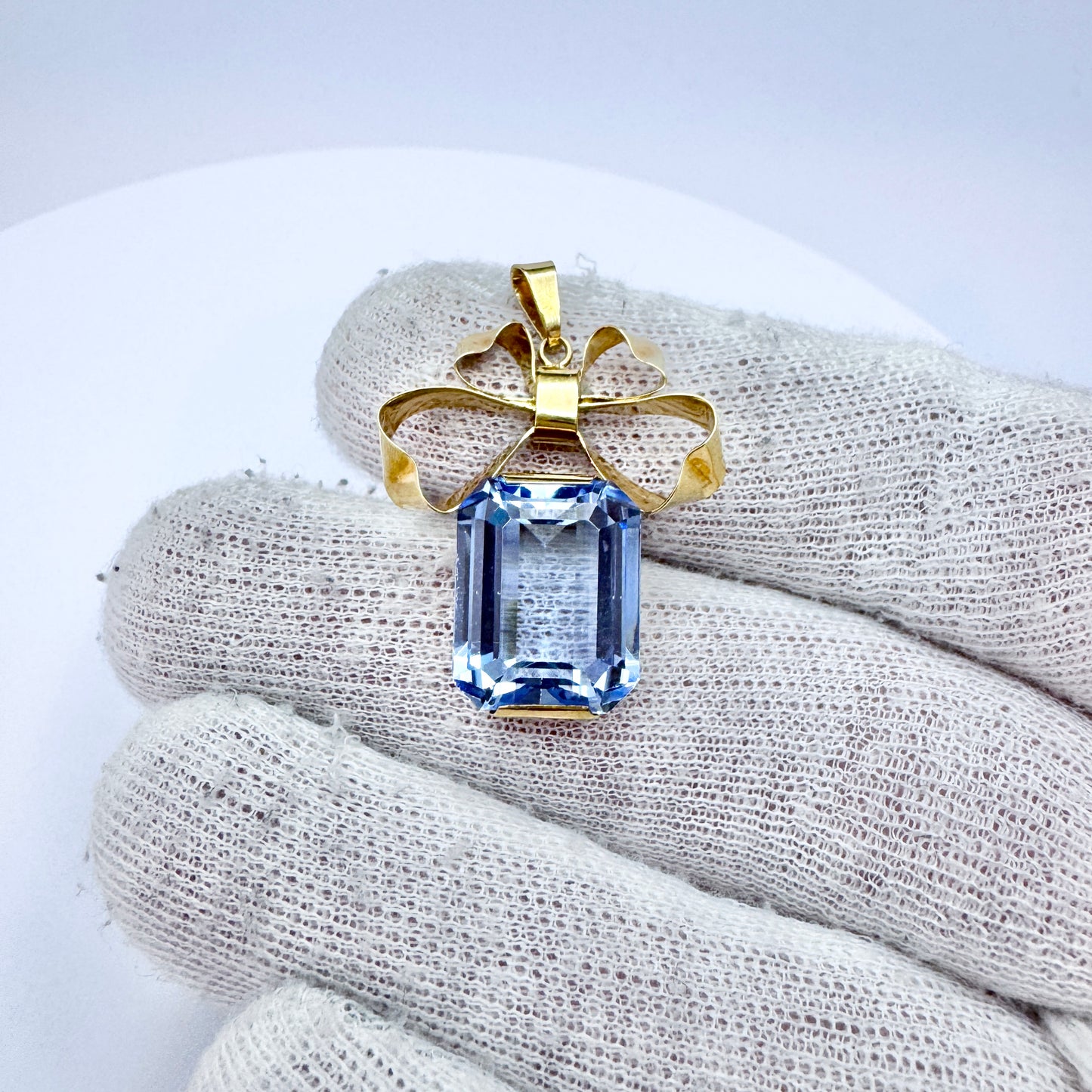 Guldvaruhuset, Sweden 1949. Vintage 18k Gold Synthetic Icy Blue Spinel Pendant
