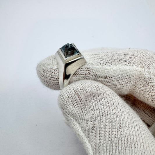 Vintage 1960s. Solid Silver Synthetic Spinel Ring.