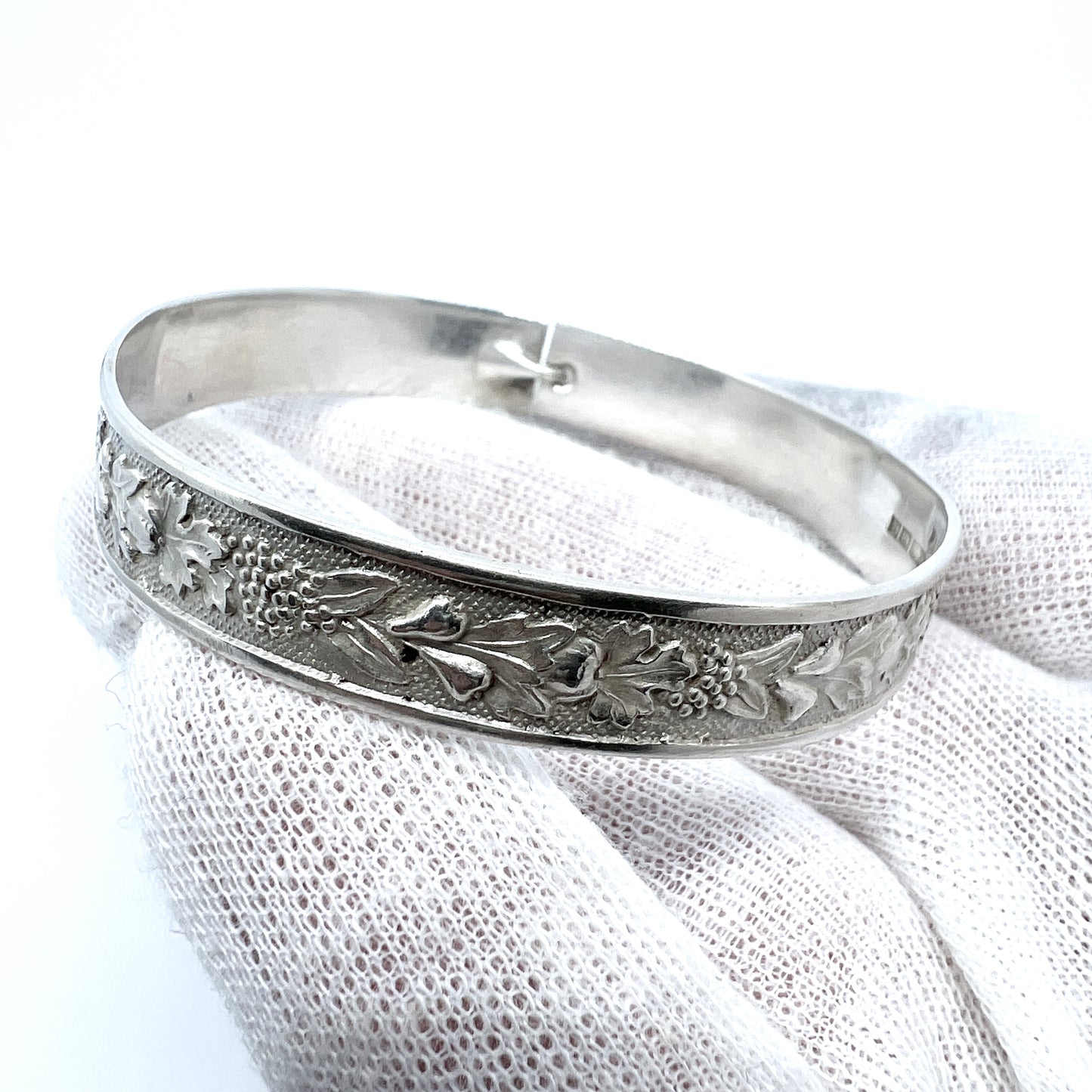 Uusi Kultaseppä, Finland 1935. Vintage Solid Silver Hinged Bangle Bracelet.