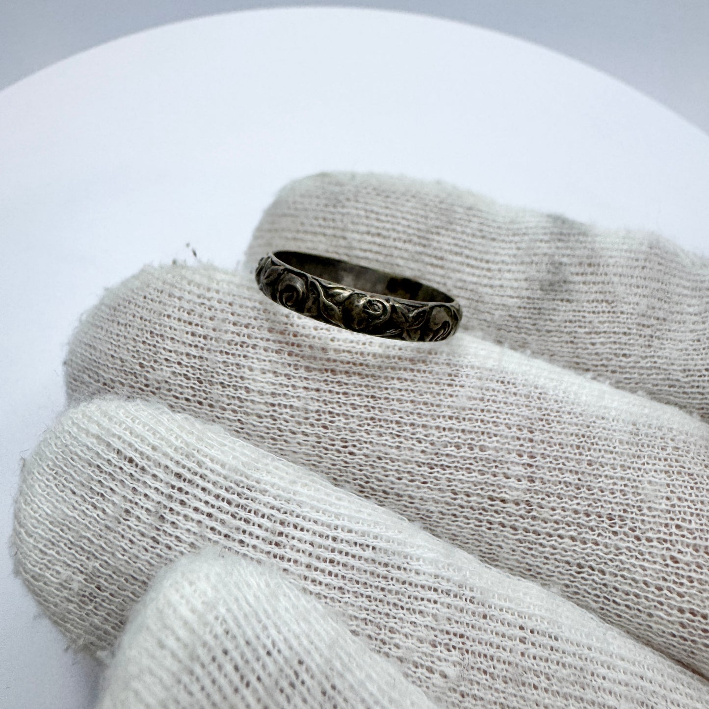 Denmark c 1930. Vintage Solid Silver Flower Band Ring.