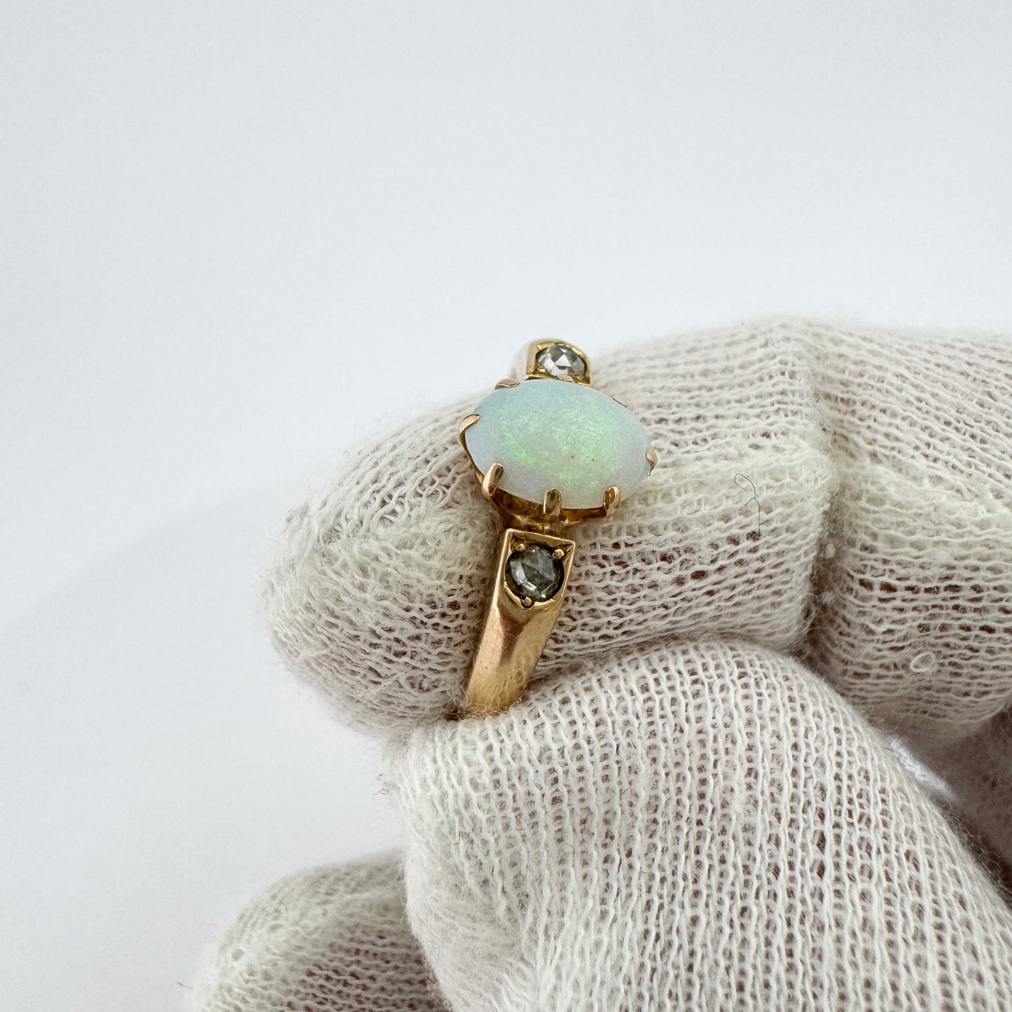 CA サンドバーグ、スウェーデン 1902 年。アンティーク 18K ゴールド オパール ダイヤモンド リング。