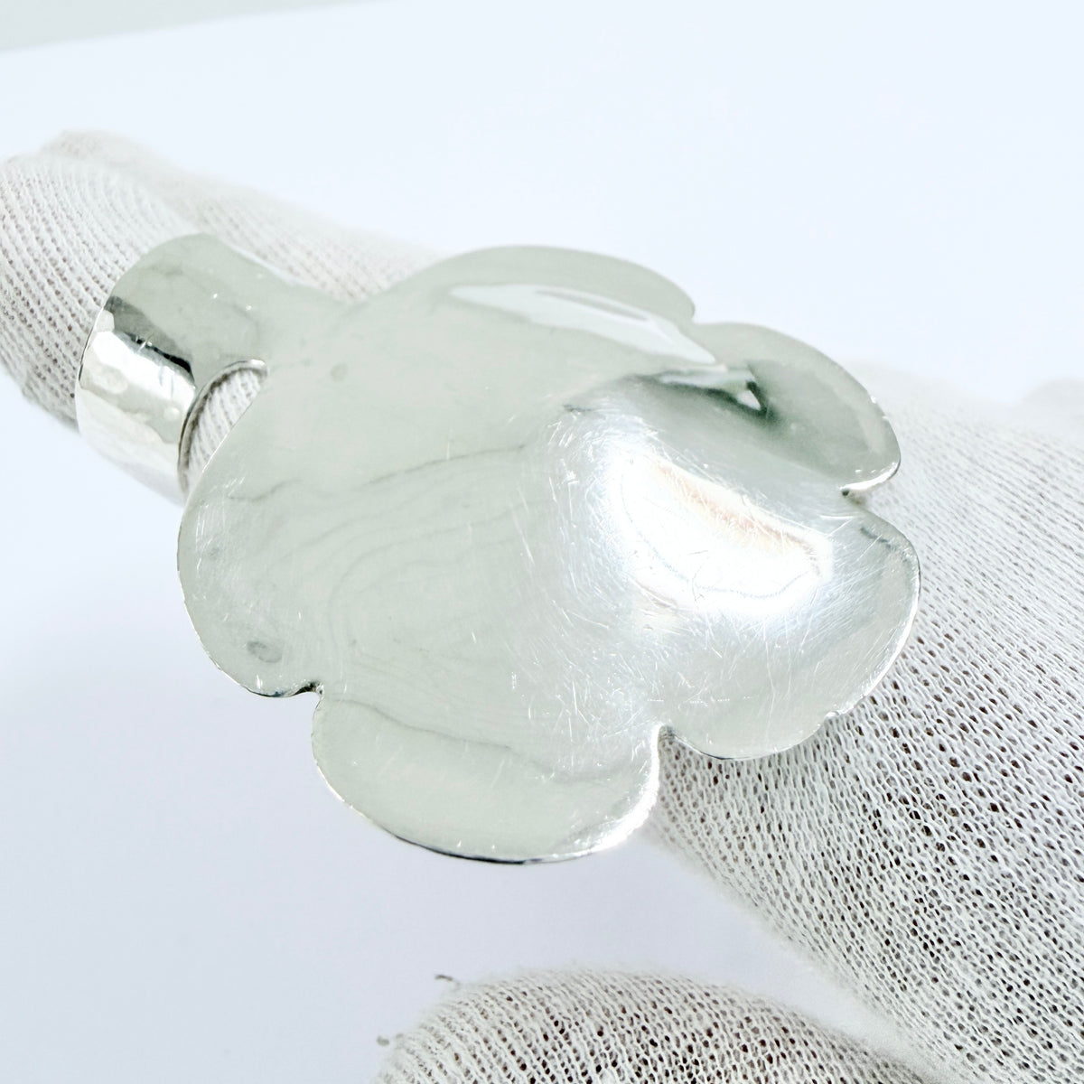 Anna-Stina Åberg, Sweden 1977. Very Bold Hippie Flower Power Sterling Silver Ring. Signed.