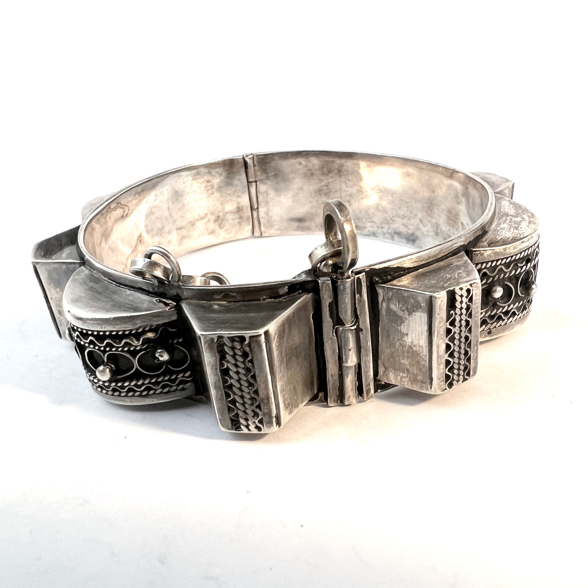 Vintage Silver Filigree Hinged Bangle Bracelet. North Africa. – T