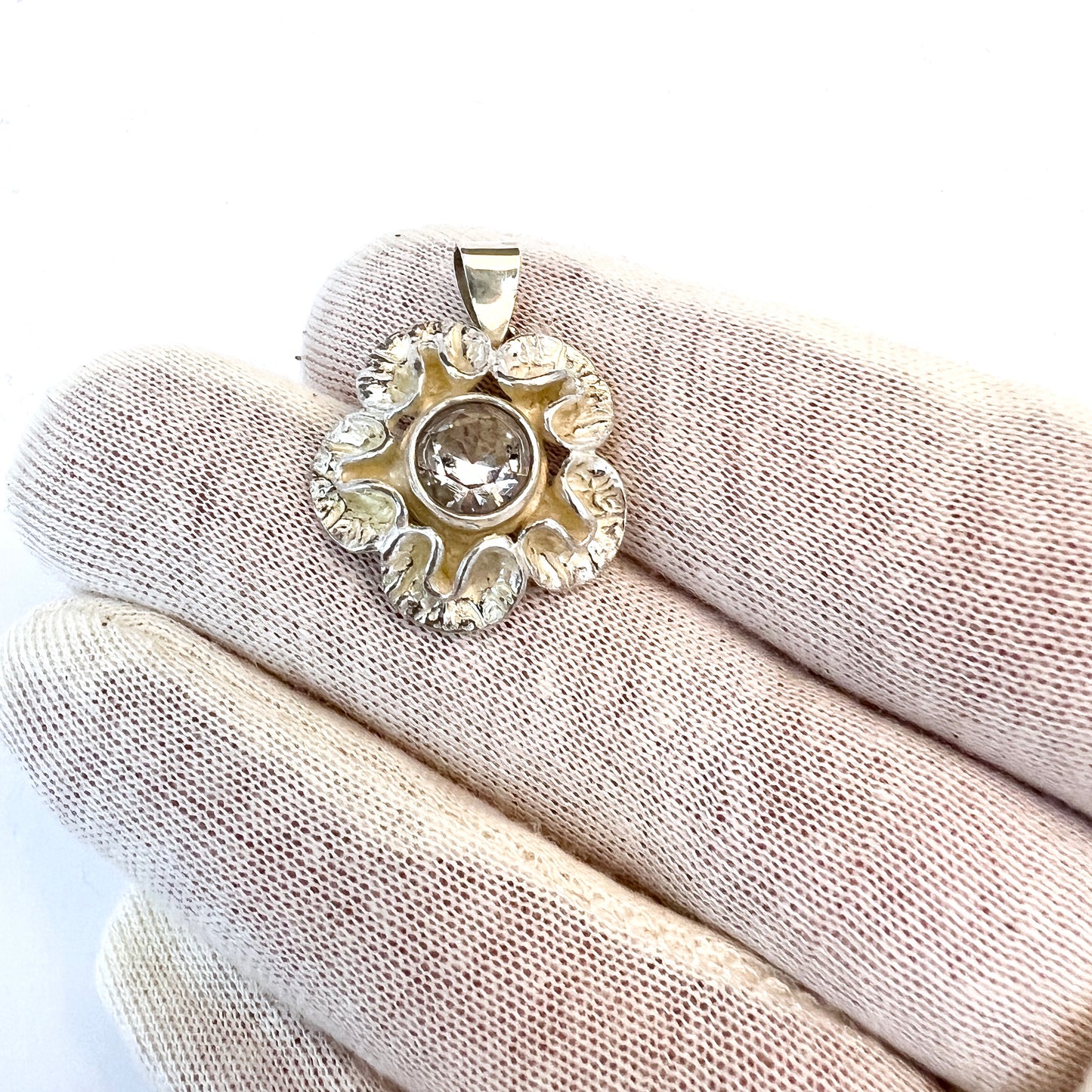 1970 年代初頭、スウェーデンの MEMA の Theresia Hvorslev 作品。スターリング シルバーのロック クリスタル ペンダント。署名入り。