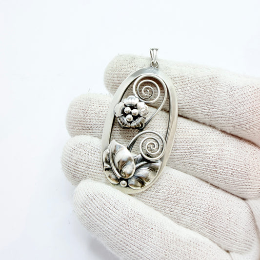 G Dahlgren, Sweden 1944. Rare WW2-era Vintage Solid Silver Flower Pendant.