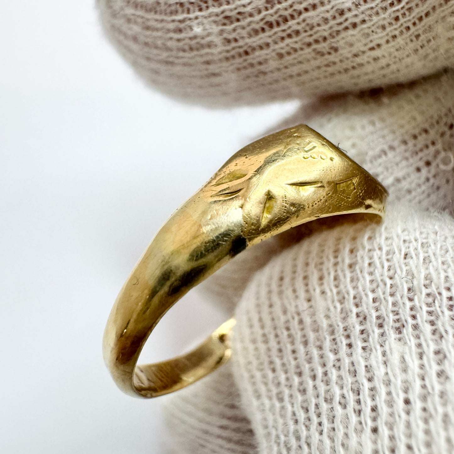 Sweden year 1881. Antique 18k Gold Enamel Memory Ring. Pls read description.