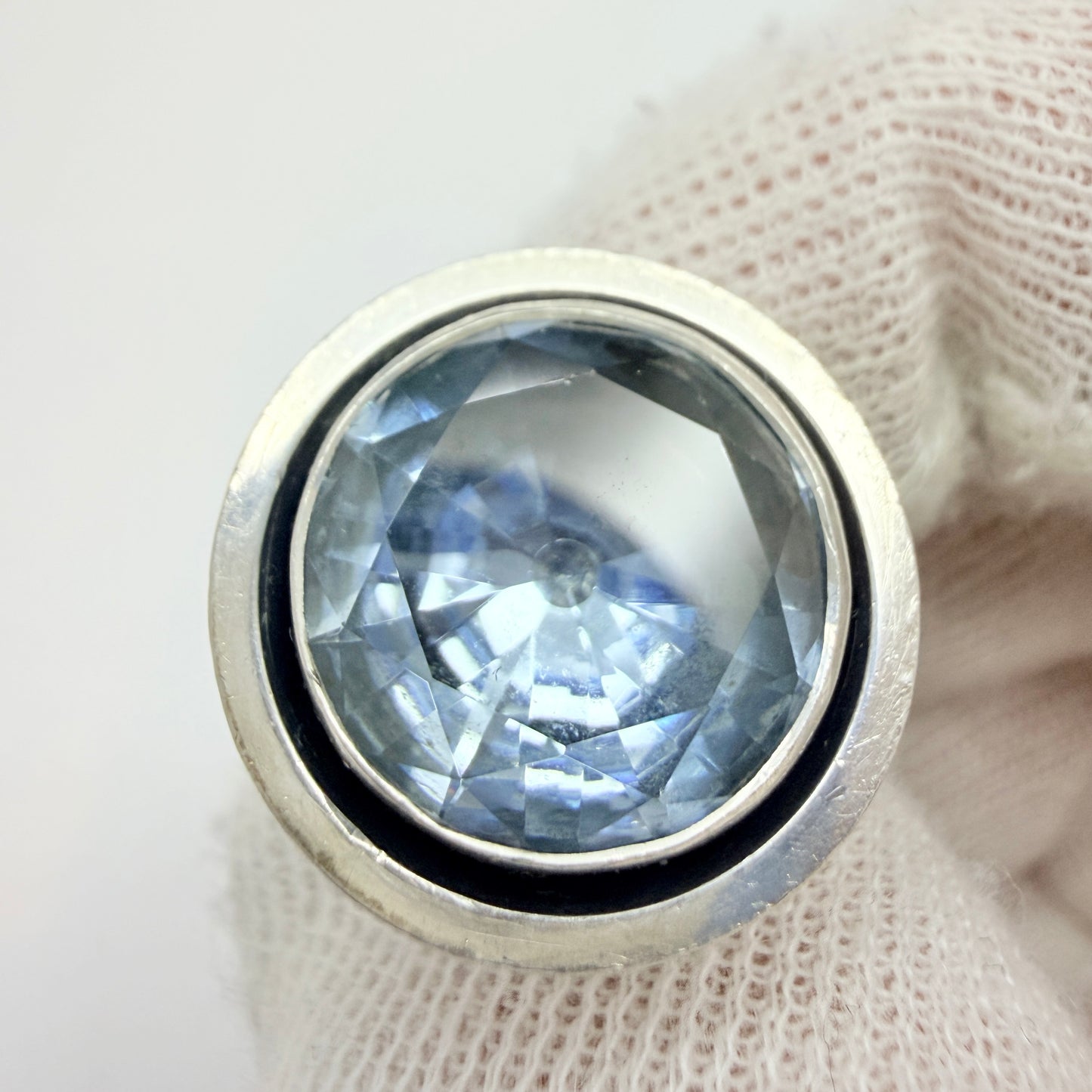 Ceson, Gothenburg Sweden 1967. Vintage Modrnist Sterling Silver Synthetic Blue Spinel Ring.
