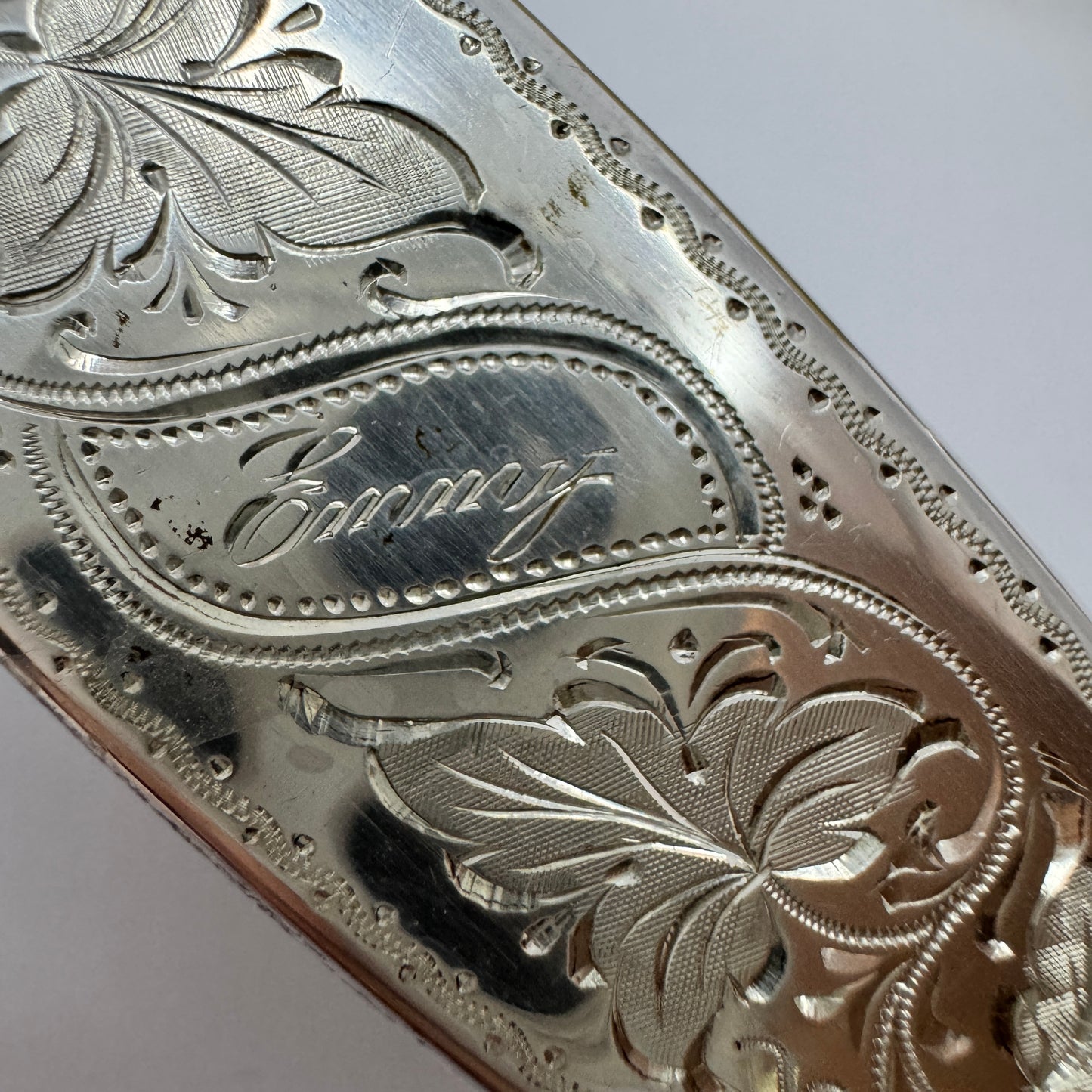 スウェーデン、1890 年。アンティーク ビクトリア朝のスターリング シルバー製化粧台ブラシ。「エミー」