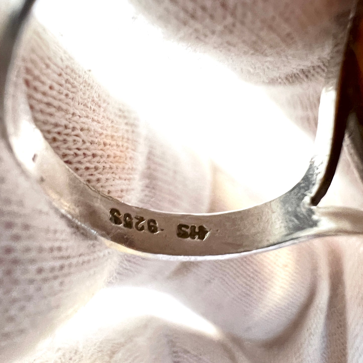 ハーマン・シエルスボル、デンマーク、1960 年代頃。純銀製琥珀の指輪。