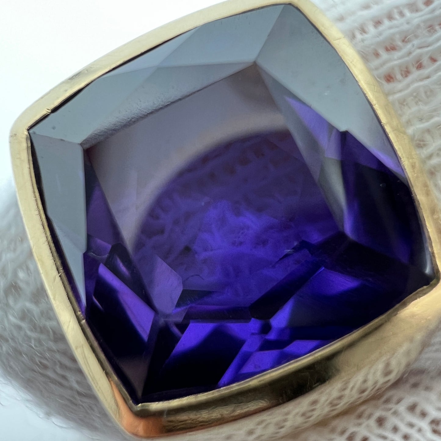 J Pettersson, Sweden c 1950s. Vintage 18k Gold Synthetic Sapphire Ring.