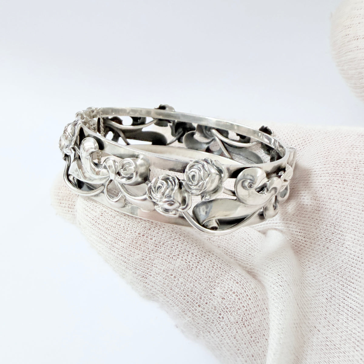 Kaplan, Stockholm, year 1950. Vintage Solid Silver Rose Flower Hinged Bangle Bracelet.