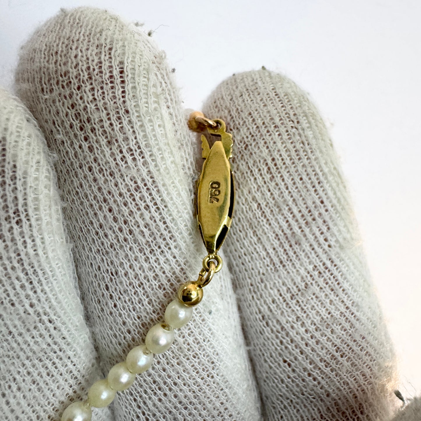 Sweden c 1950s. Cultured Perl 18k Gold Clasp Necklace.