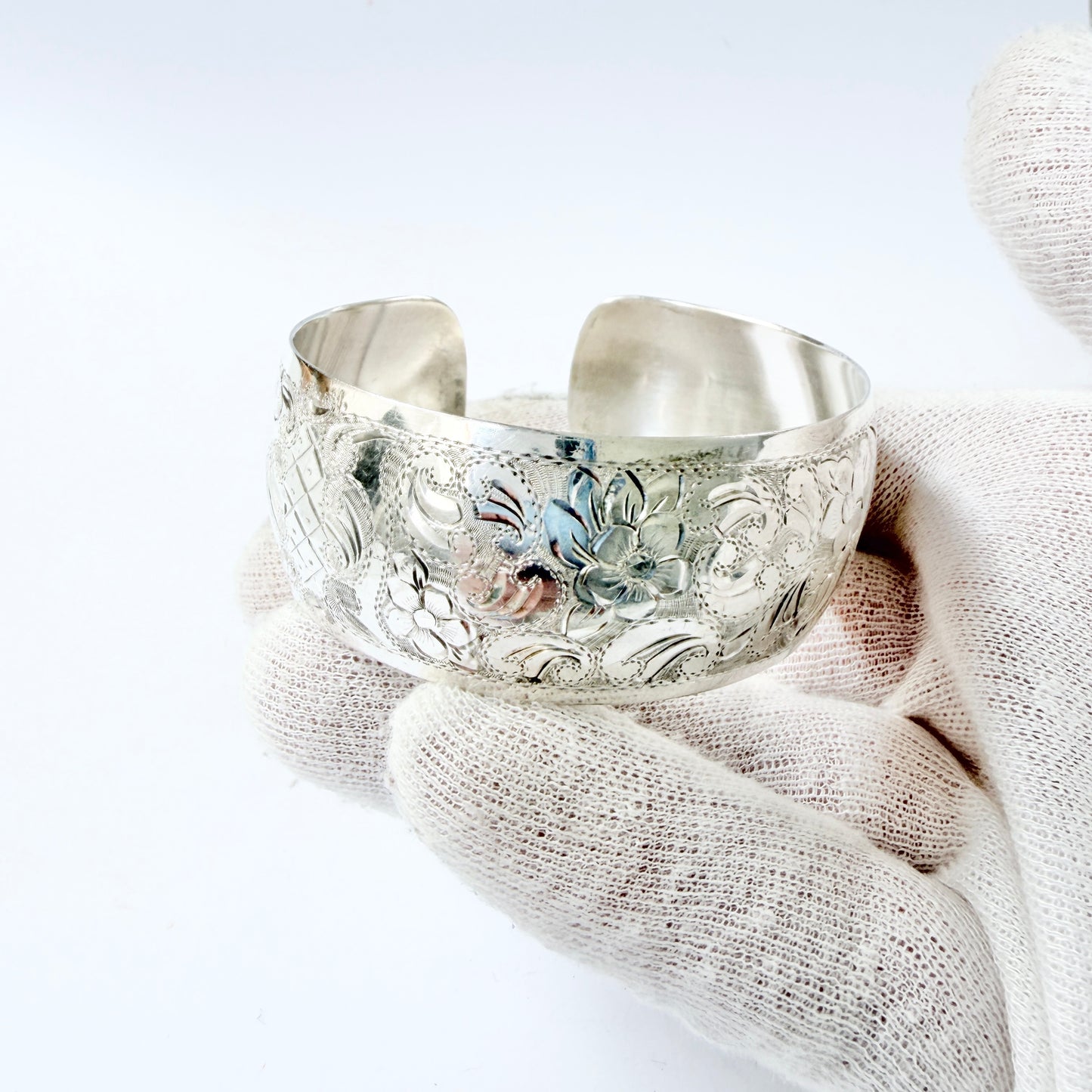 Vintage ca 1950s. Sterling Silver Flower Cuff Bracelet.