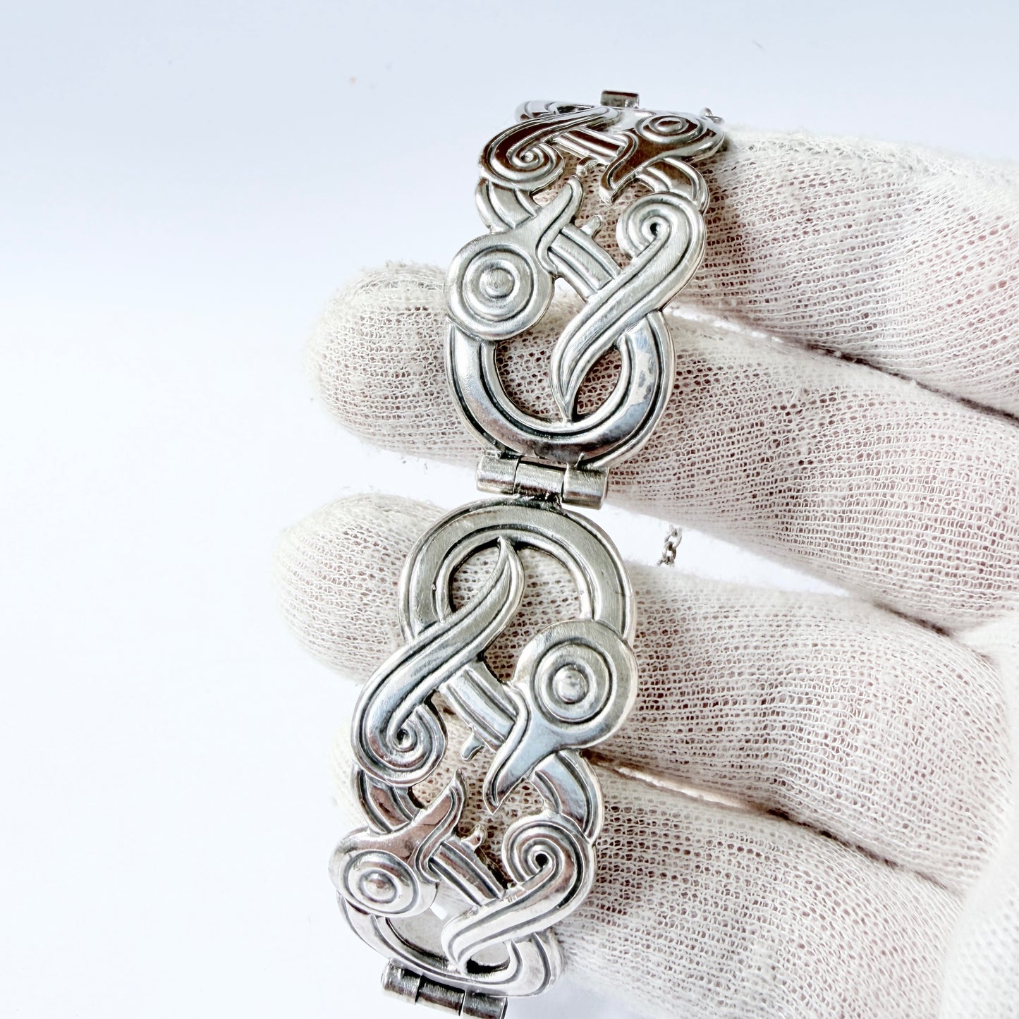 Kalevala Koru, Finland 1978. Vintage Sterling SIlver Hinged Bangle Bracelet.