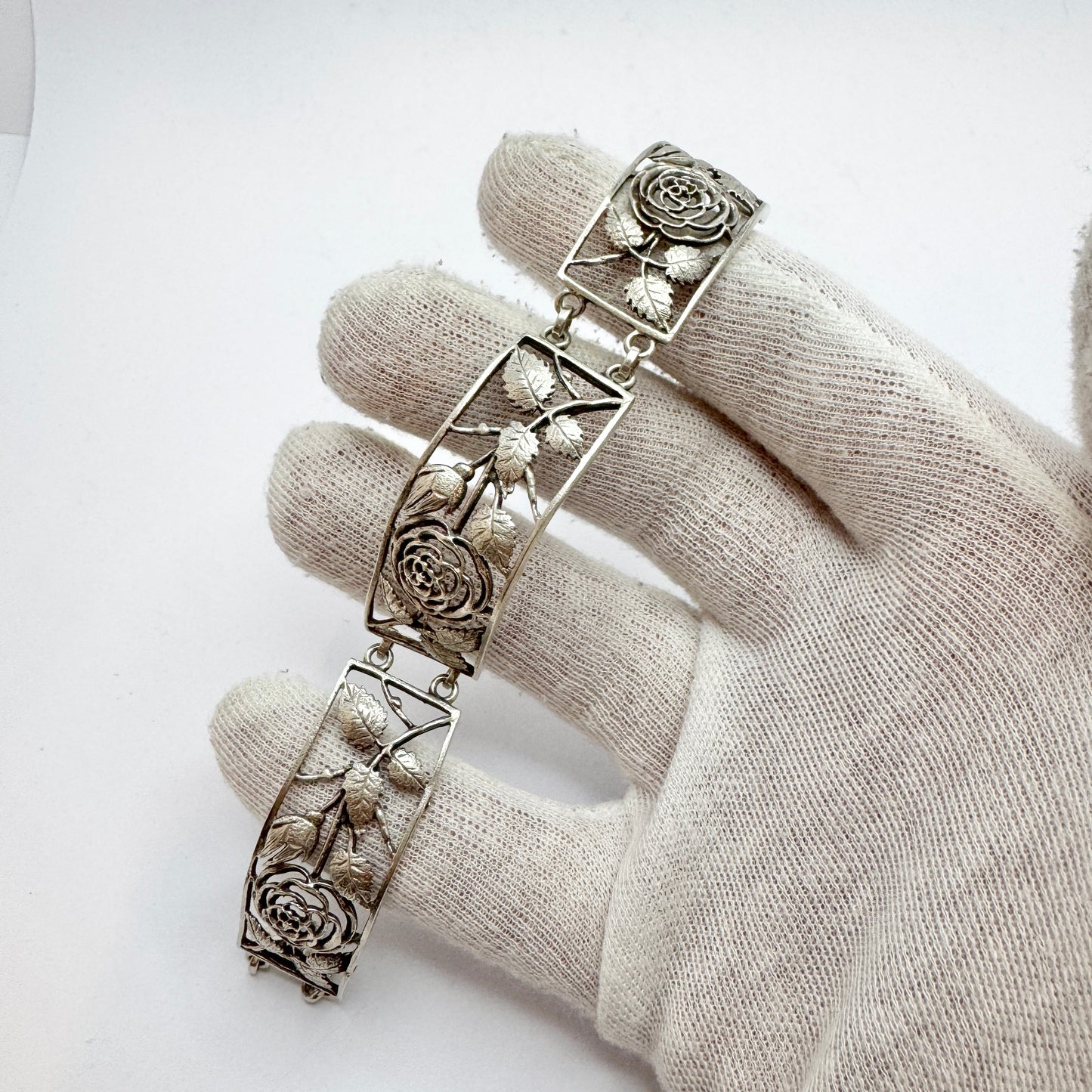 Vintage Solid Silver Floral Bracelet.