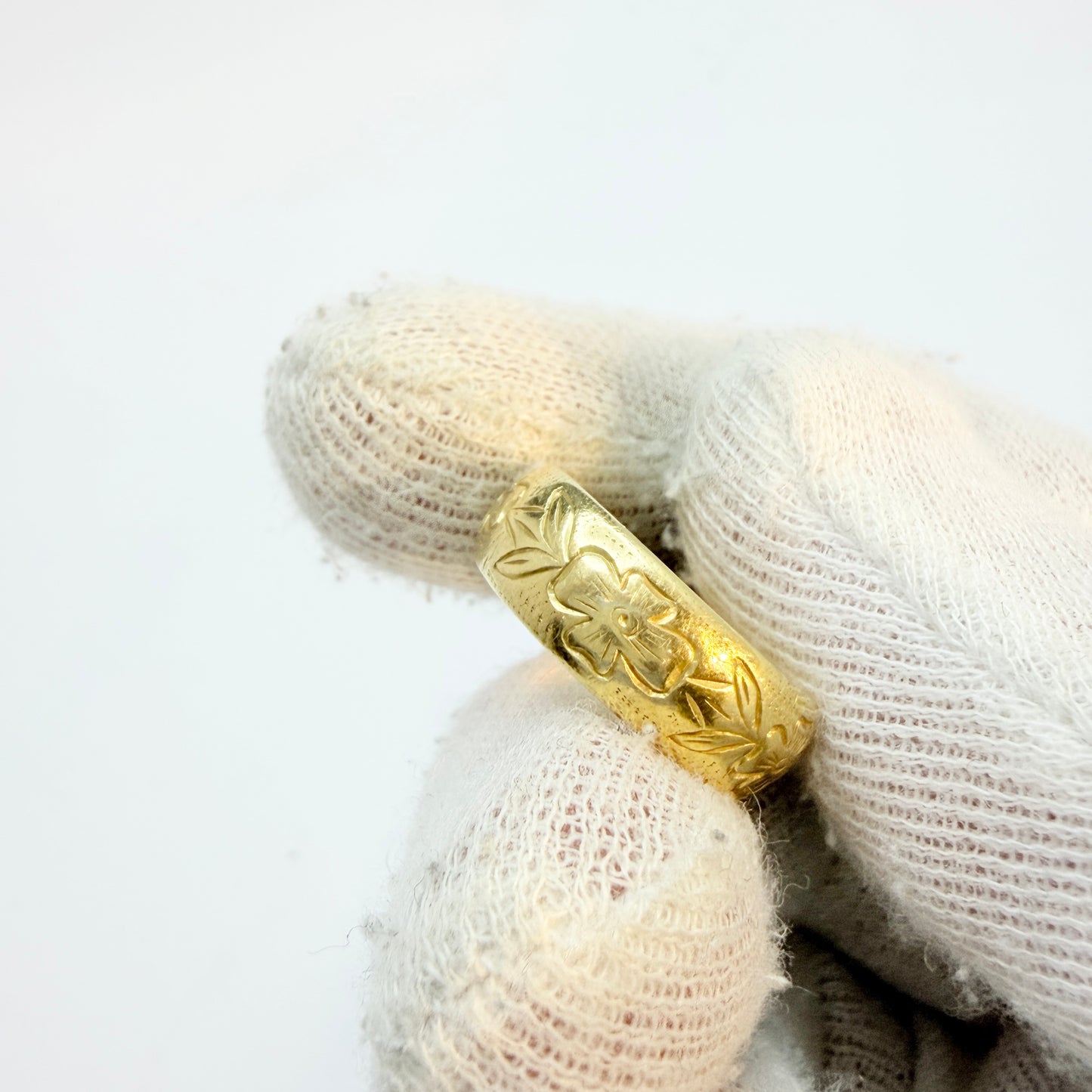 Anna A Mård, Sweden 1897. Antique Creamy 20k Gold Wedding Band Ring.
