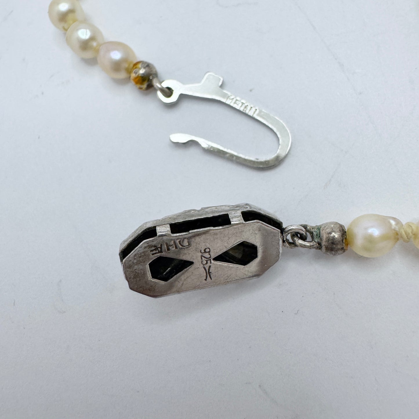 Vintage Cultured Pearl Silver Silver Clasp Necklace.