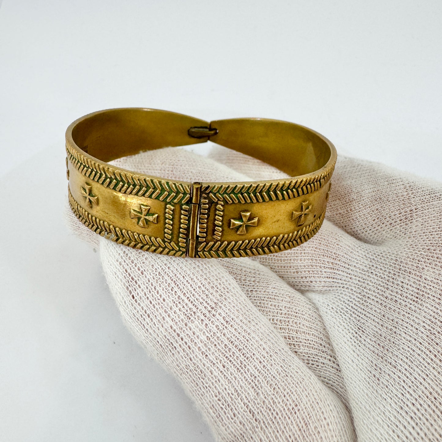 Kalevala koru, Finland. Vintage Bronze Hinged Bangle Bracelet.