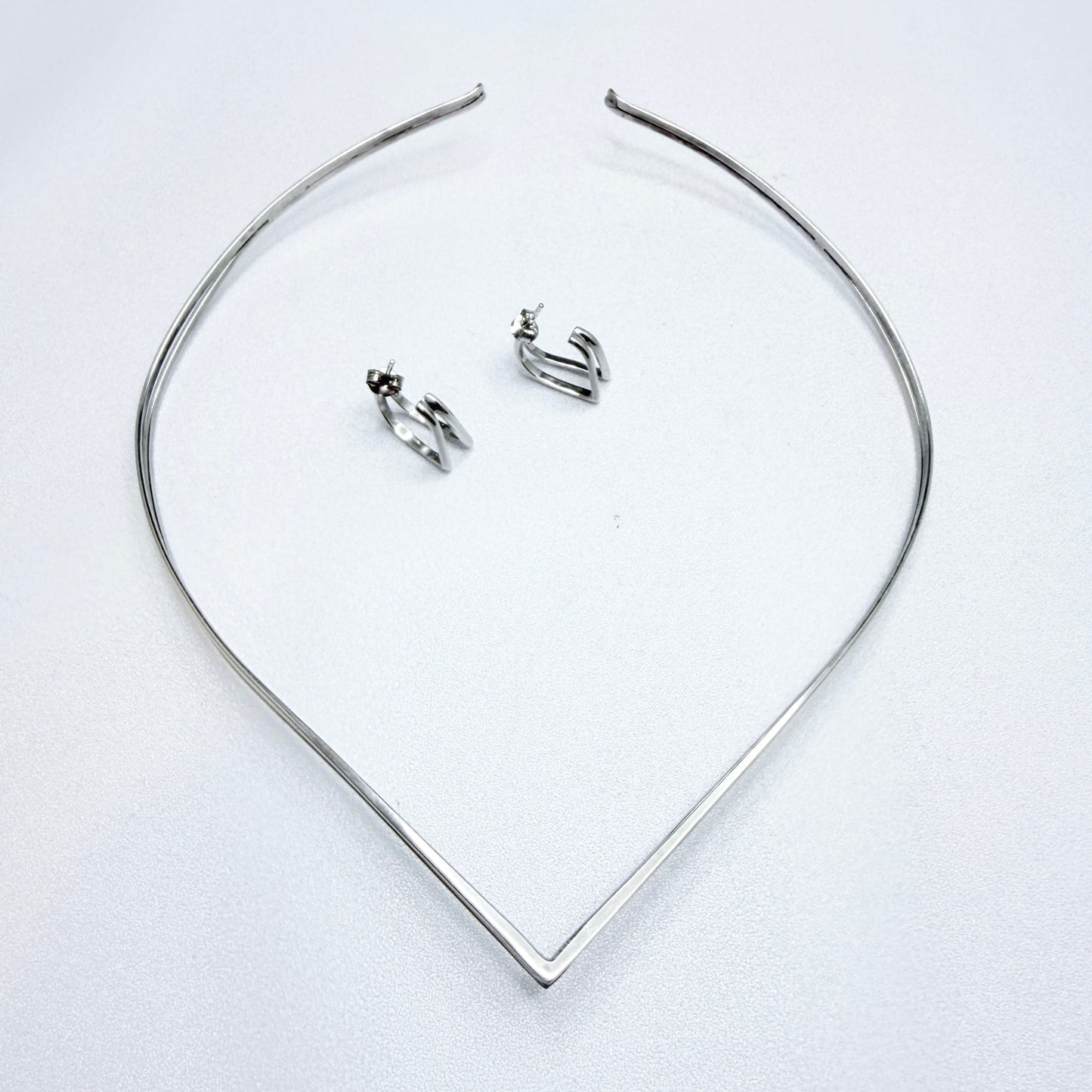 Karl Laine for Kultakeskus, Finland. Vintage Sterling Silver Neck-ring + Earrings.